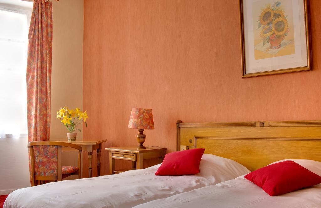 Logis Hotel-Restaurant Le Chene Vert Saint-Pourcain-sur-Sioule Luaran gambar