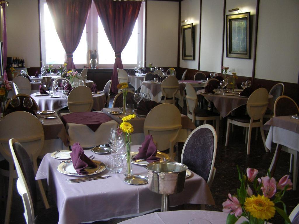 Logis Hotel-Restaurant Le Chene Vert Saint-Pourcain-sur-Sioule Luaran gambar
