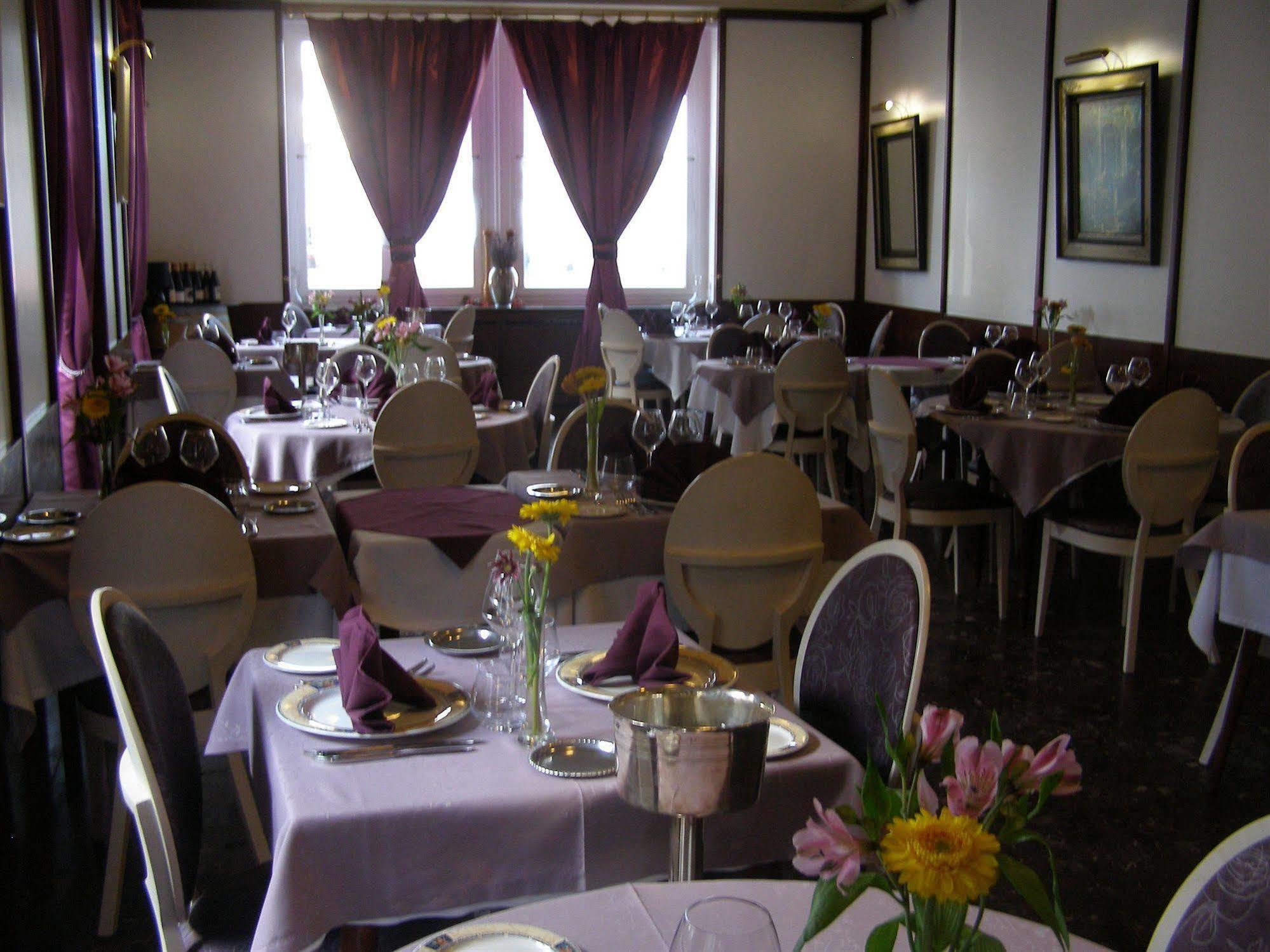 Logis Hotel-Restaurant Le Chene Vert Saint-Pourcain-sur-Sioule Luaran gambar
