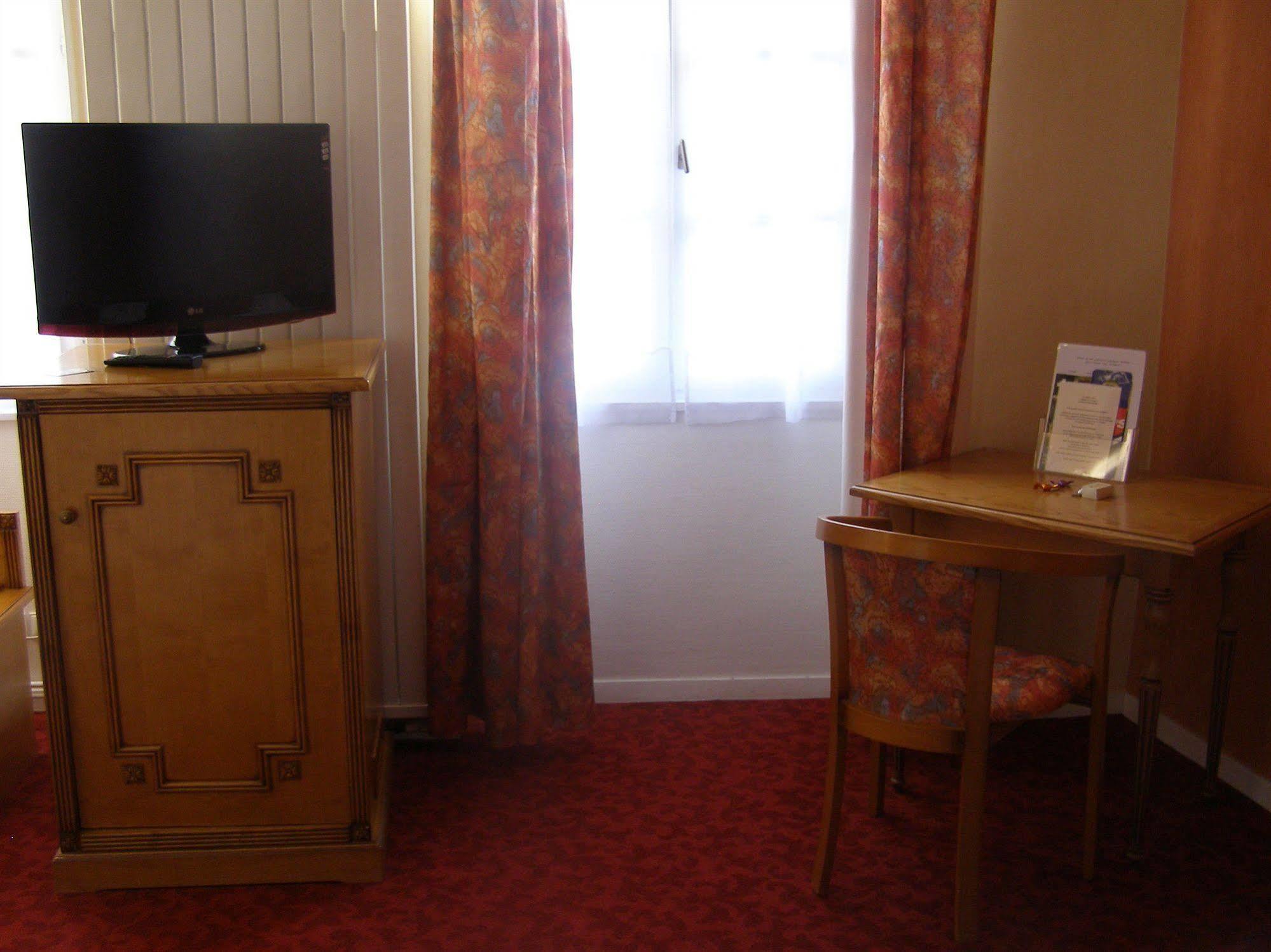 Logis Hotel-Restaurant Le Chene Vert Saint-Pourcain-sur-Sioule Luaran gambar