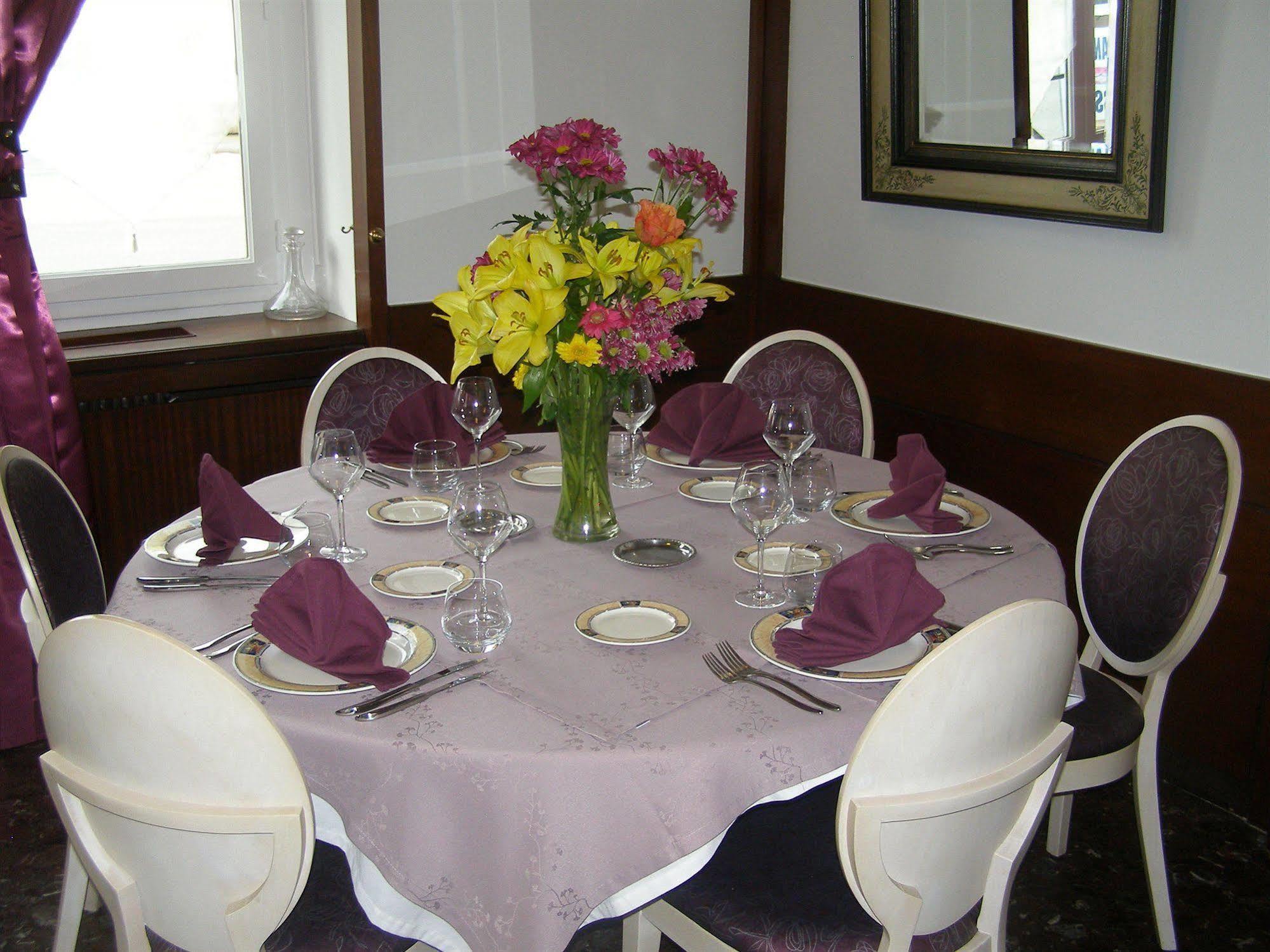 Logis Hotel-Restaurant Le Chene Vert Saint-Pourcain-sur-Sioule Luaran gambar