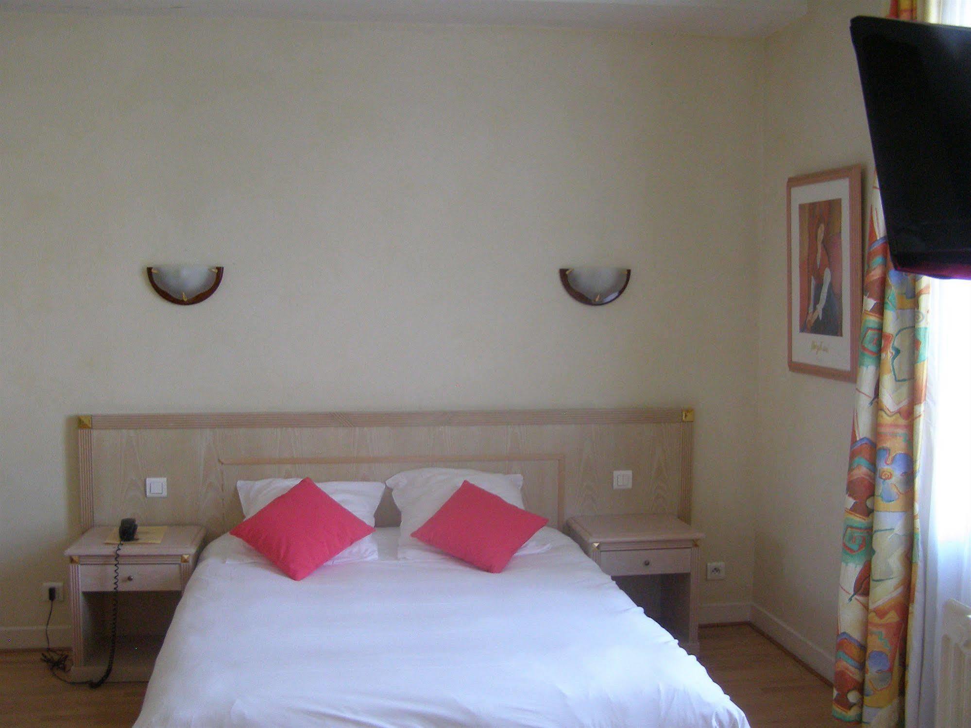 Logis Hotel-Restaurant Le Chene Vert Saint-Pourcain-sur-Sioule Luaran gambar