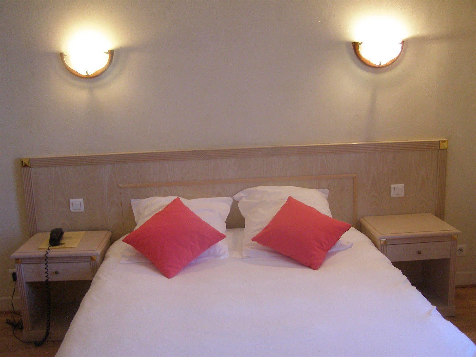 Logis Hotel-Restaurant Le Chene Vert Saint-Pourcain-sur-Sioule Luaran gambar