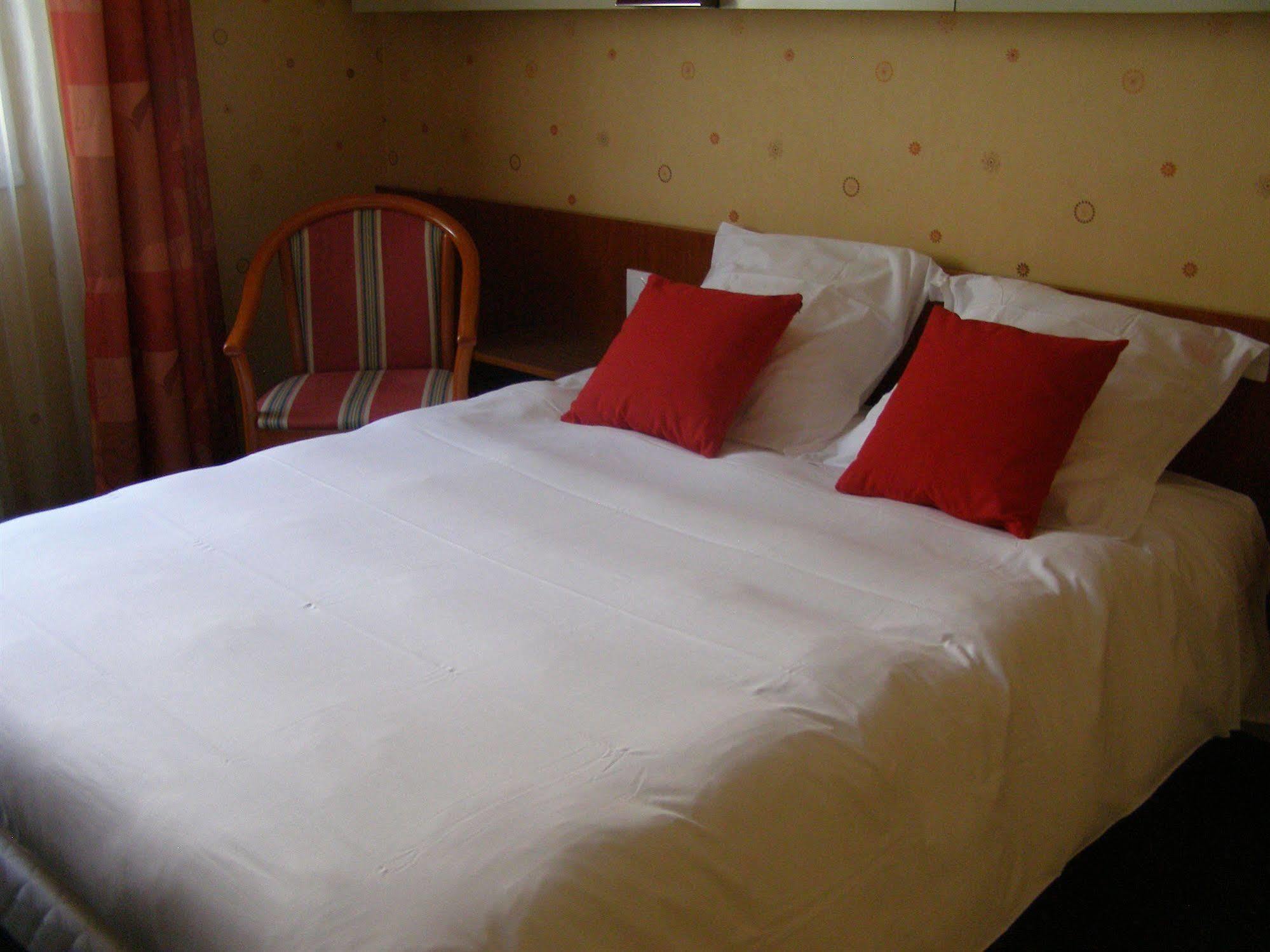Logis Hotel-Restaurant Le Chene Vert Saint-Pourcain-sur-Sioule Luaran gambar