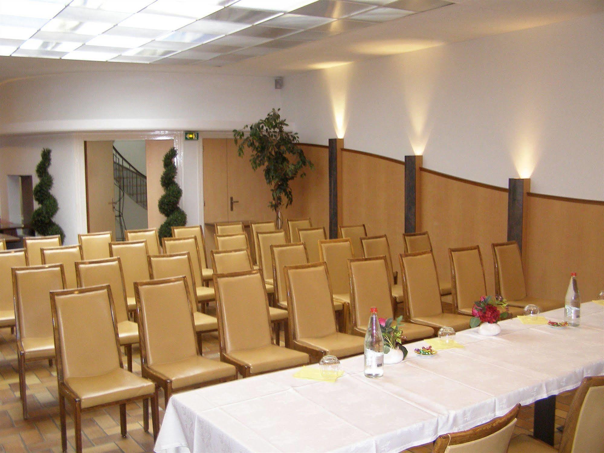 Logis Hotel-Restaurant Le Chene Vert Saint-Pourcain-sur-Sioule Luaran gambar