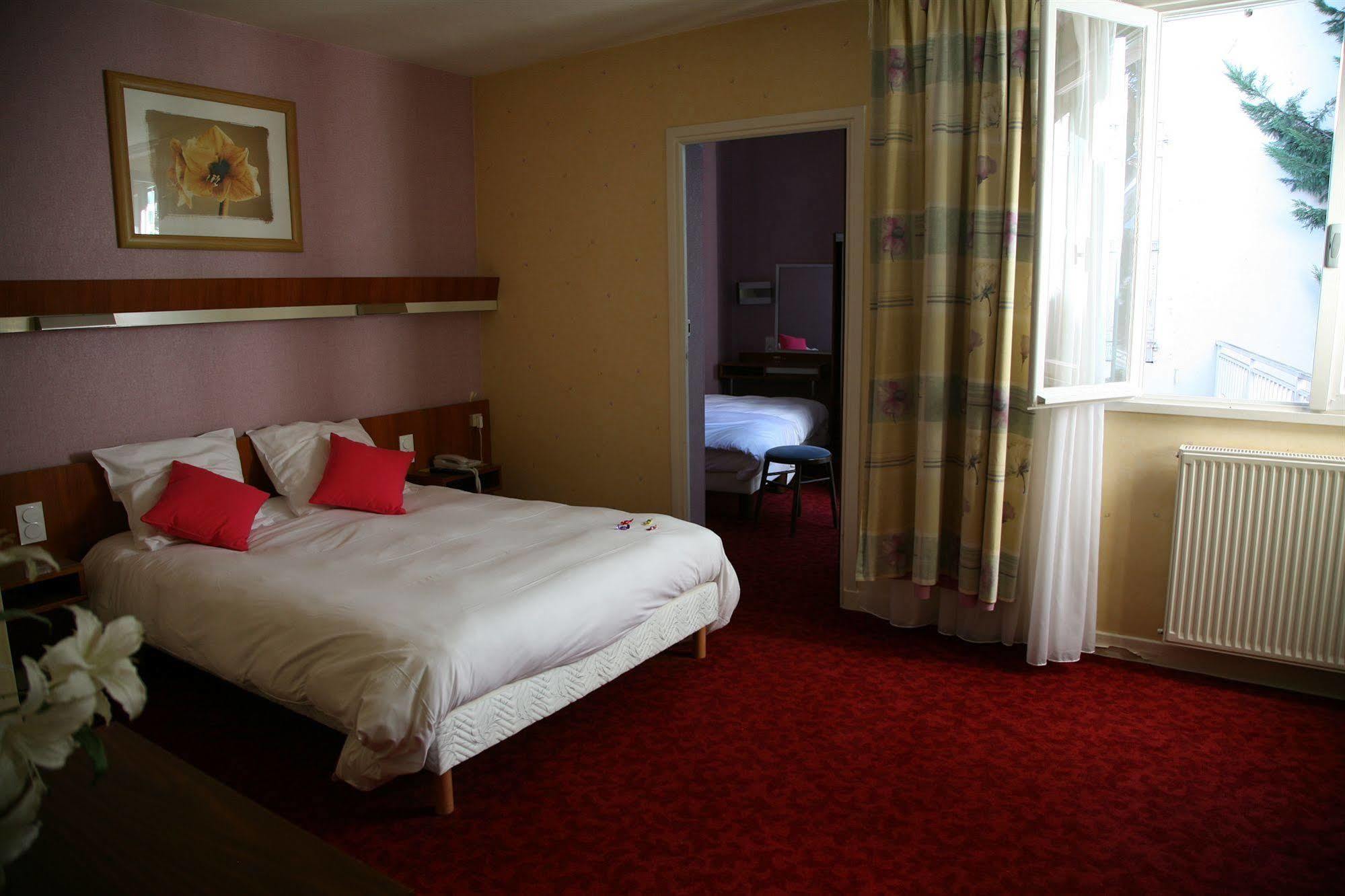 Logis Hotel-Restaurant Le Chene Vert Saint-Pourcain-sur-Sioule Luaran gambar