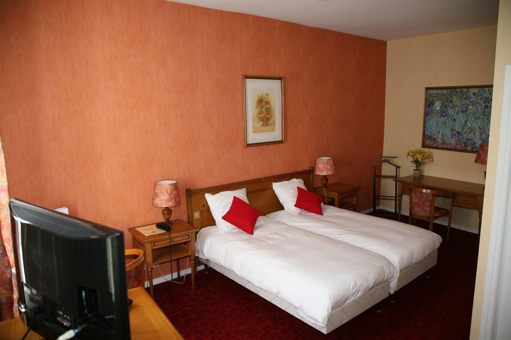 Logis Hotel-Restaurant Le Chene Vert Saint-Pourcain-sur-Sioule Luaran gambar