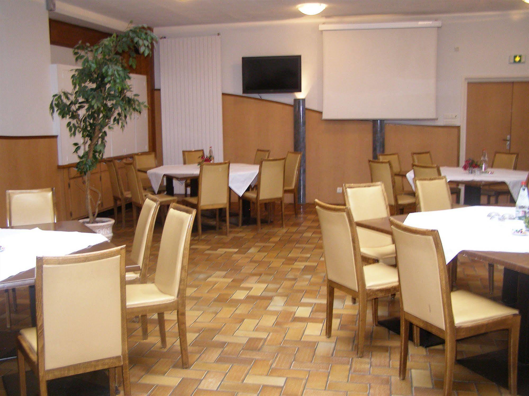 Logis Hotel-Restaurant Le Chene Vert Saint-Pourcain-sur-Sioule Luaran gambar